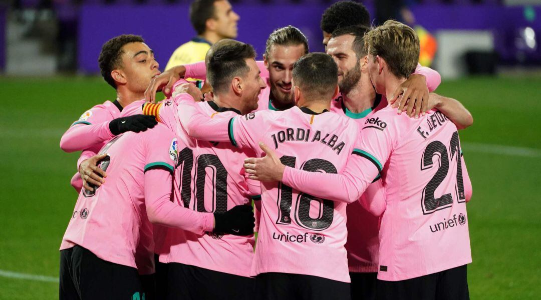 Los jugadores del Barcelona celebran un tanto en el encuentro de Liga ante el Valladolid.