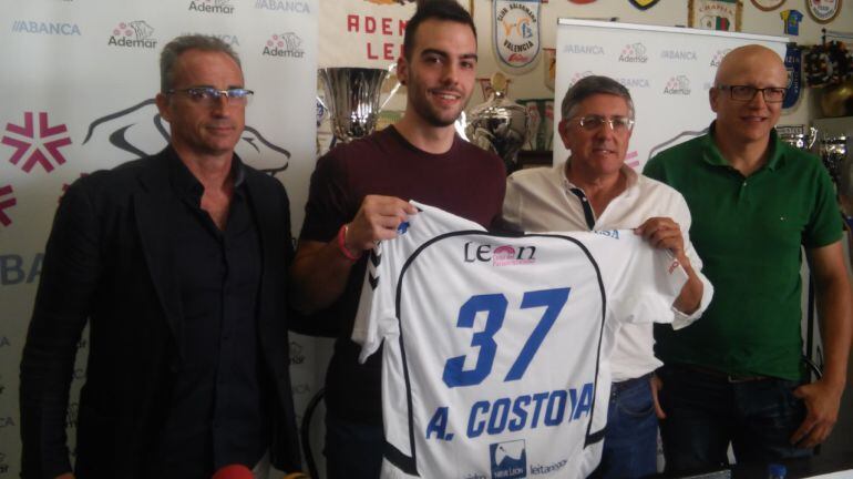 Alex Costoya posa con la camiseta del ABANCA Ademar