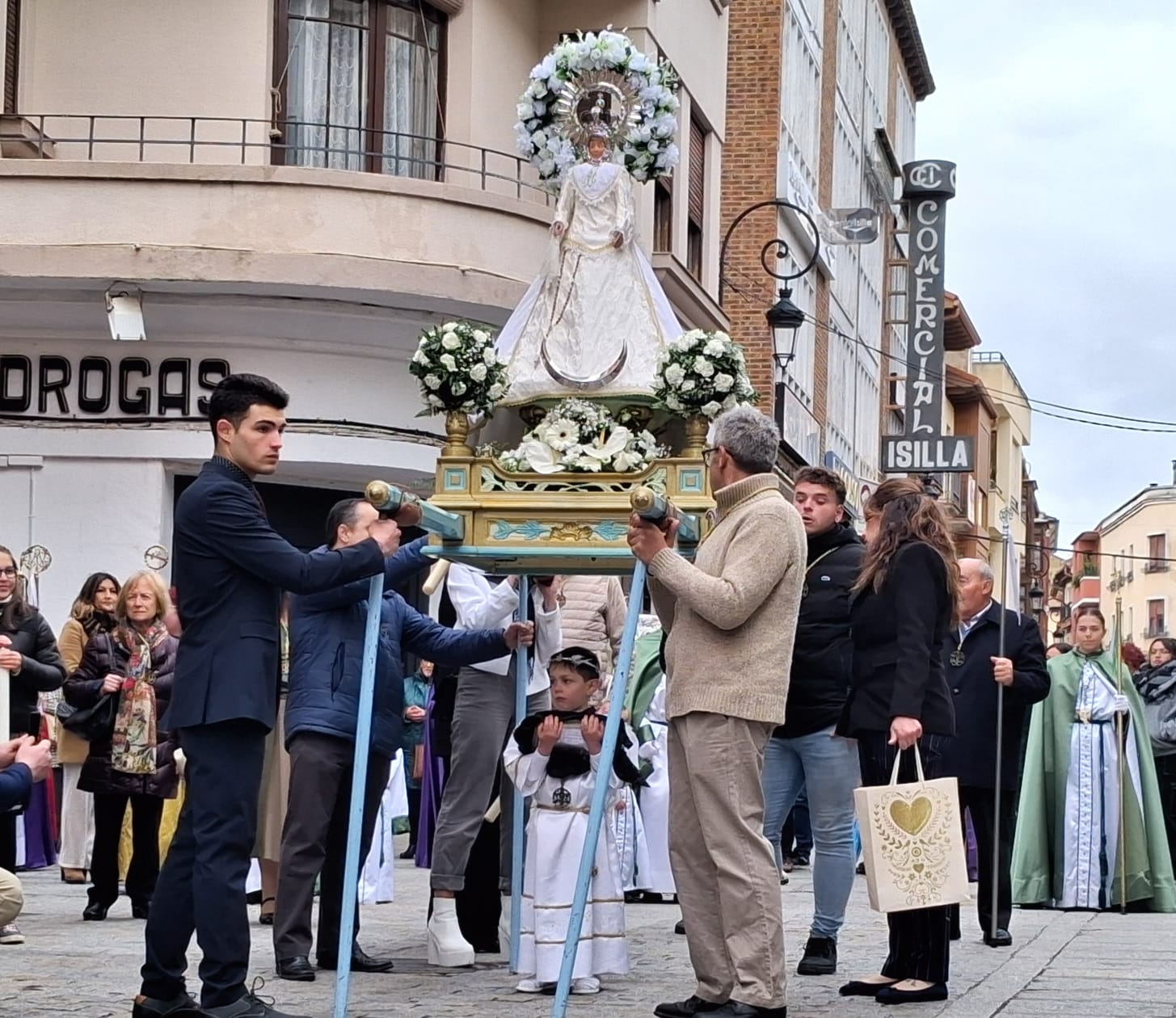 Hugo Saeta Castrillo, niño alado de la Bajada del Ángel de Aranda 2025, bajo las andas de la Virgen de las Candelas, ya sin velo de luto, en la procesión
