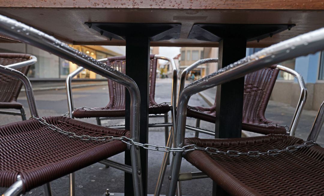 Sillas vacias en la terraza de un bar