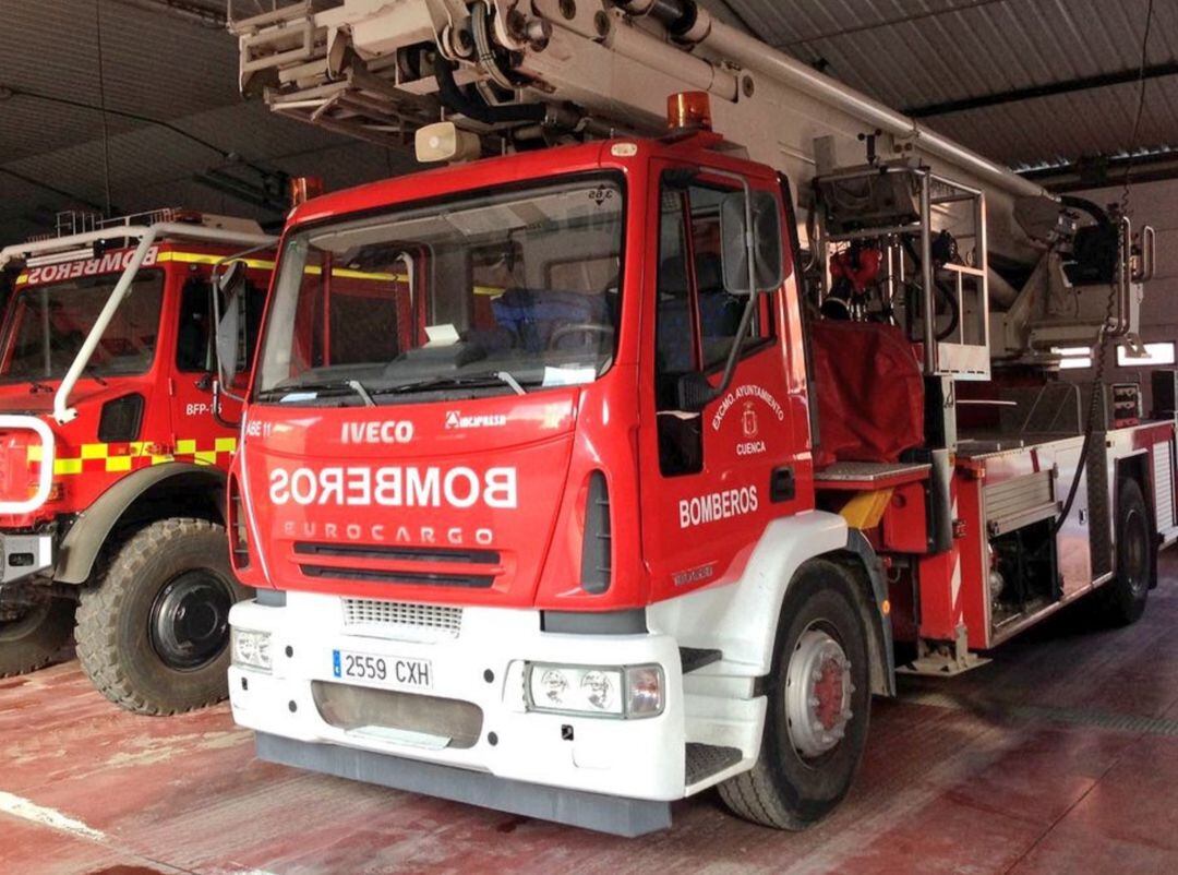 Los bomberos de Cuenca han estado trabajando contra el fuego, que ya está controlado, a lo largo de toda la noche