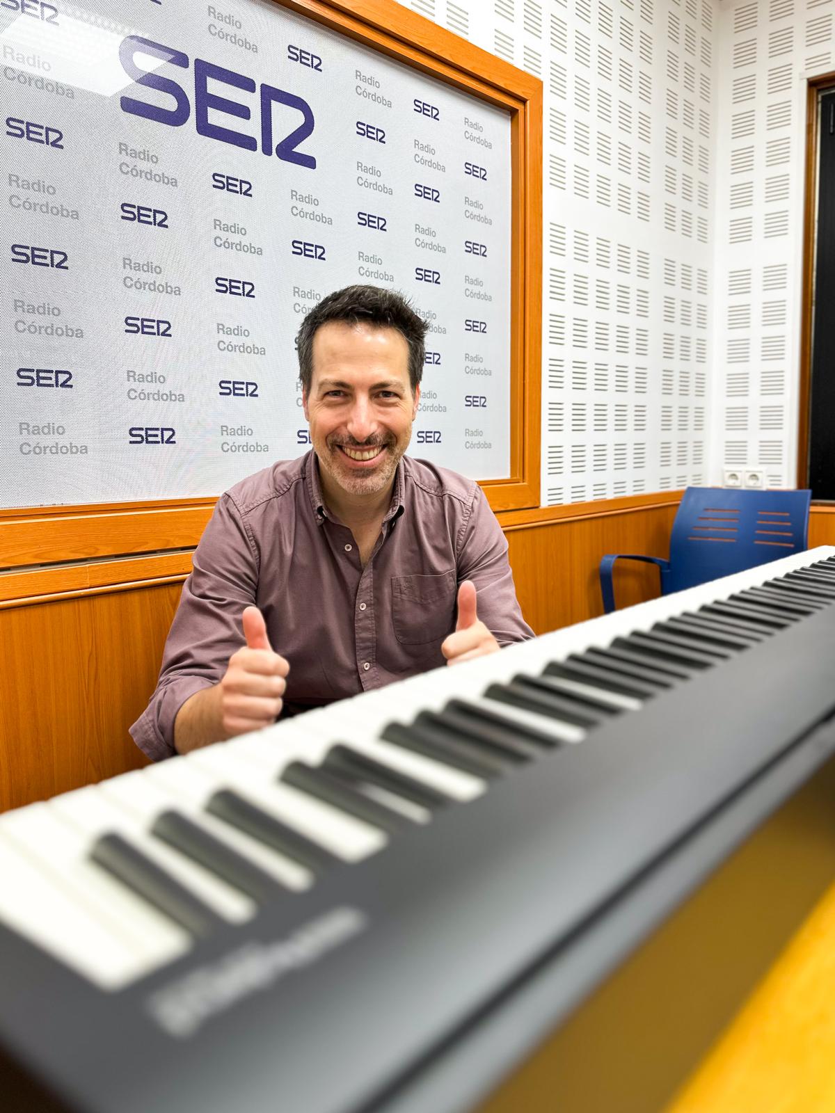 Alberto de Paz en el estudio de Radio Córdoba Cadena SER