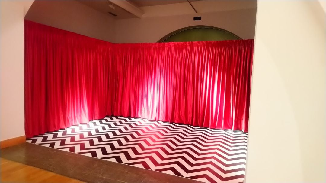 Sala Twin Peaks del Antiguo Instituto dentro de David Lynch Small Stories