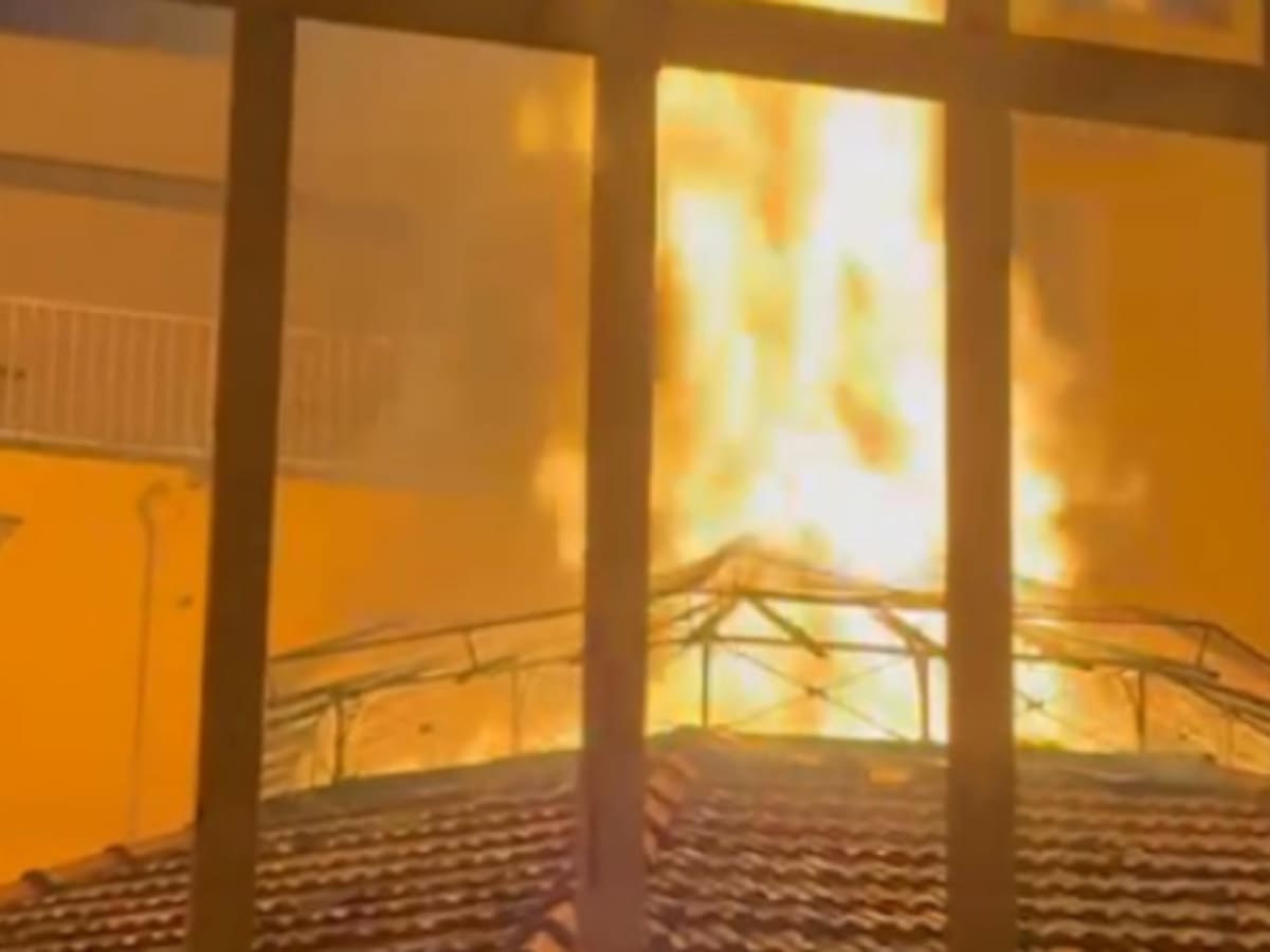 Un incendio en el centro de Nápoles causa graves daños al histórico Teatro Sannazaro