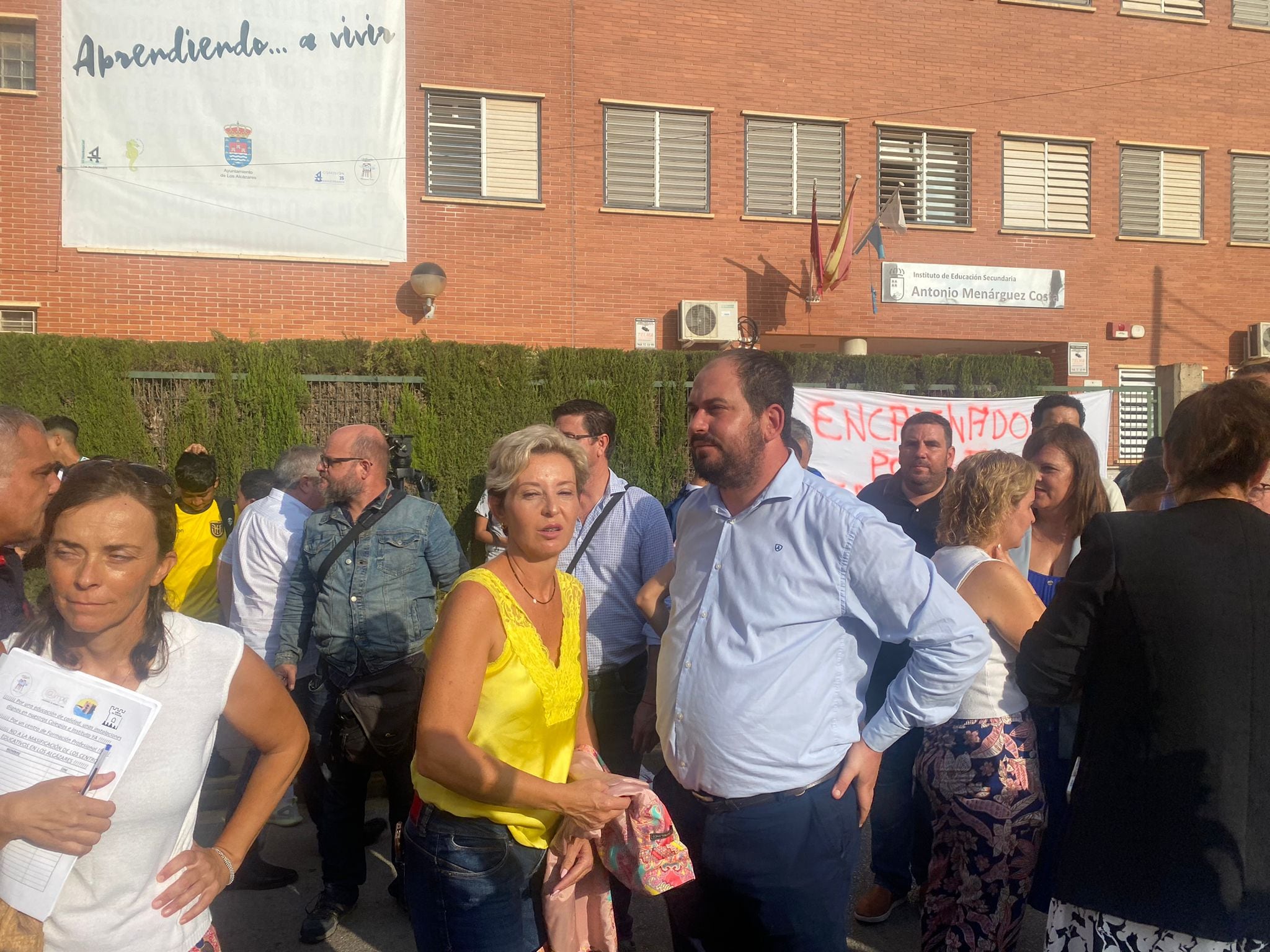 Los colegios y el instituto de  Los Alcázares amanecen con cadenas como protesta por los barracones
