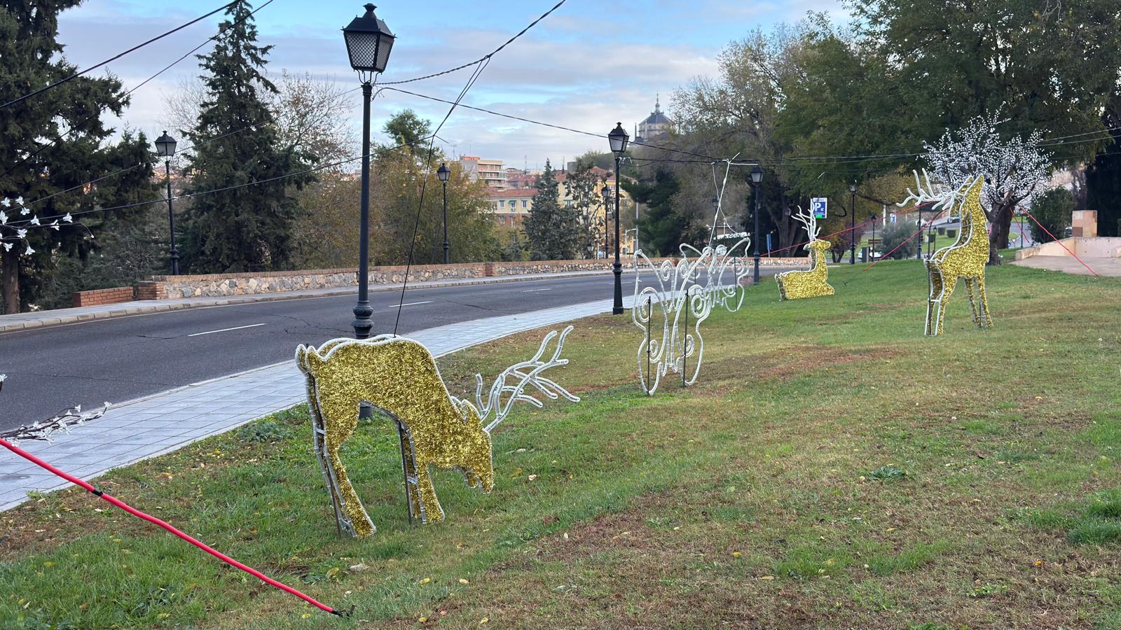 Algunos de los adornos de Navidad instalados en Toledo