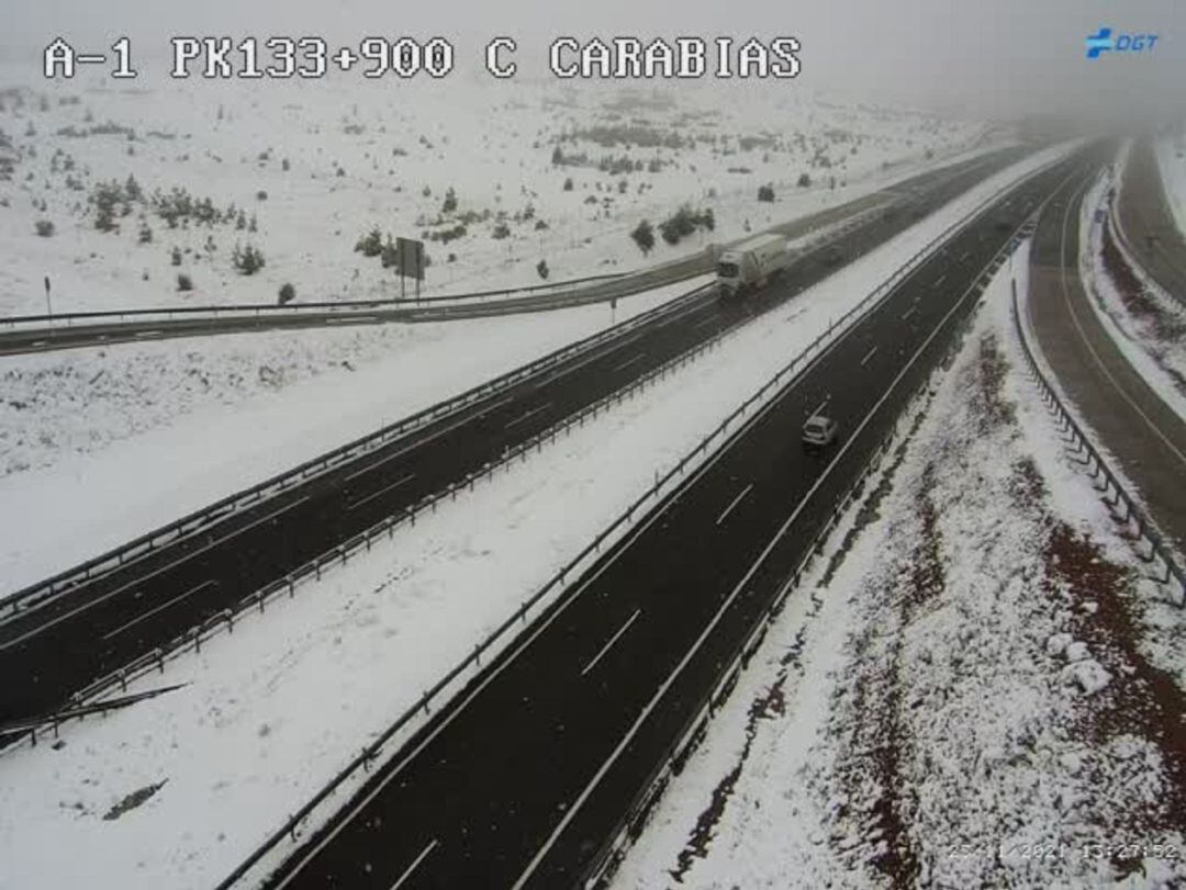 Carreteras despejadas pero nieve en Carabias