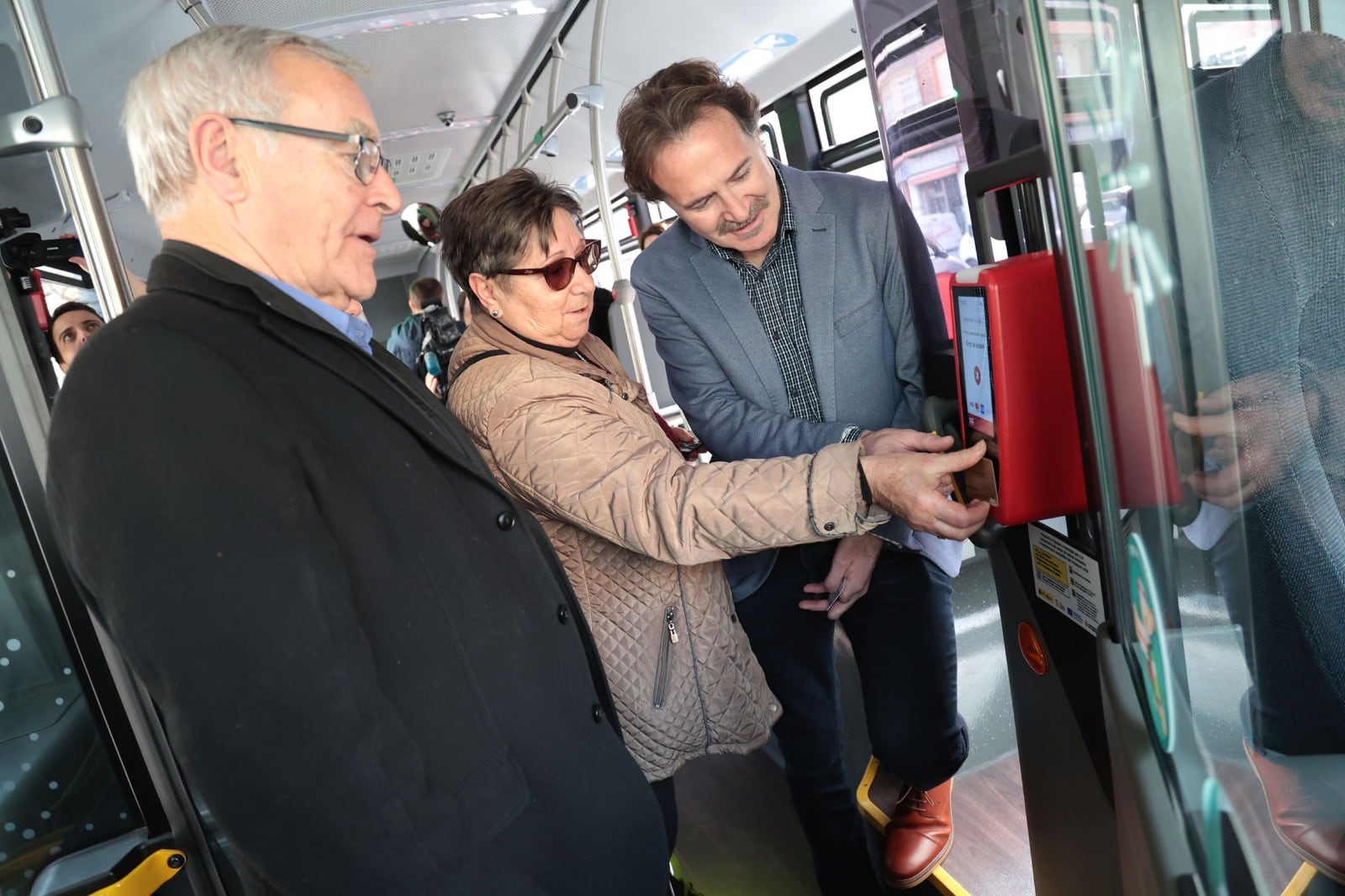 La EMT incorpora nuevos métodos de pago a bordo de los autobuses con las nuevas máquinas validadores y de venta