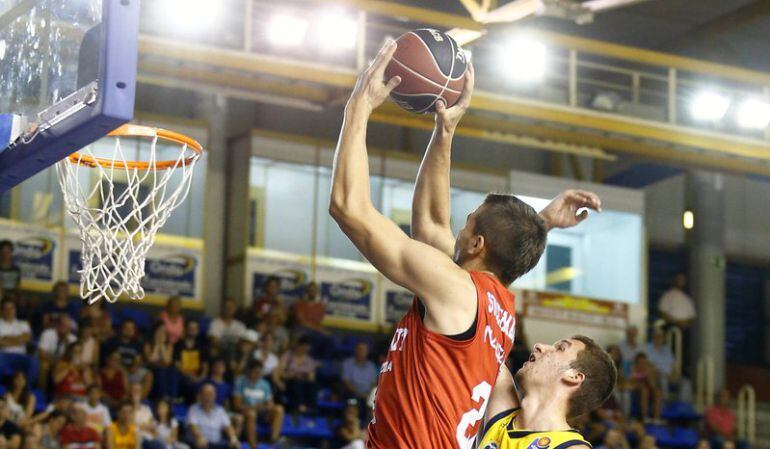 Sulejmanovic (22) lanza a canasta durante el amistoso del &#039;Torneo de Fiestas&#039; ante ALBA Berlín.