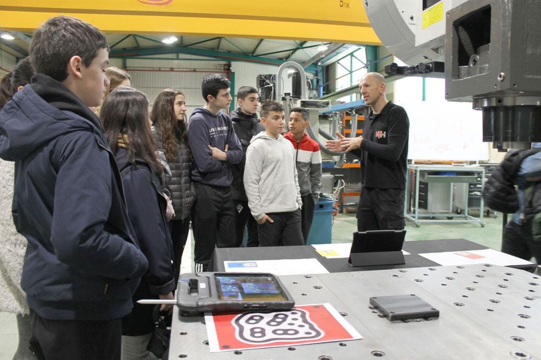 Los alumnos de años anteriores visitan una empresa de Elgoibar con los talleres Ekiten