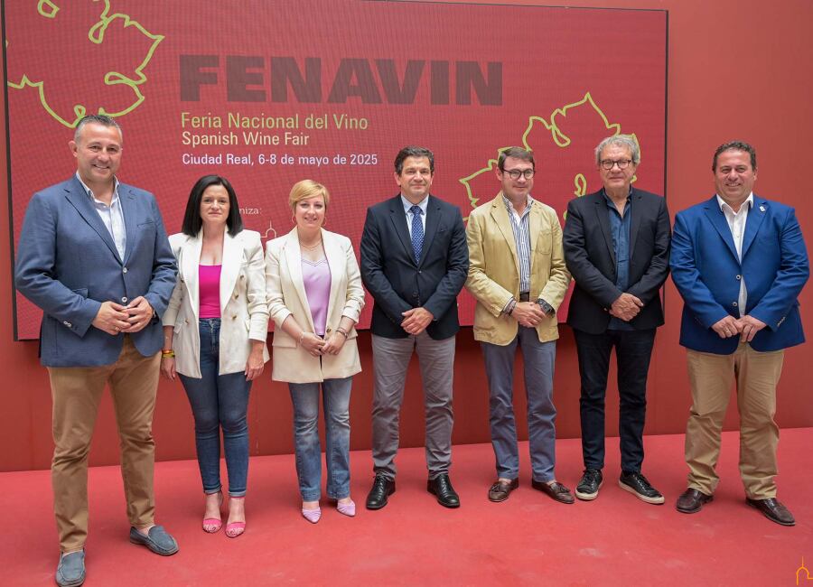 Miguel Ángel Valverde, junto a sus vicepresidentas y representantes de la Cámara de Comercio