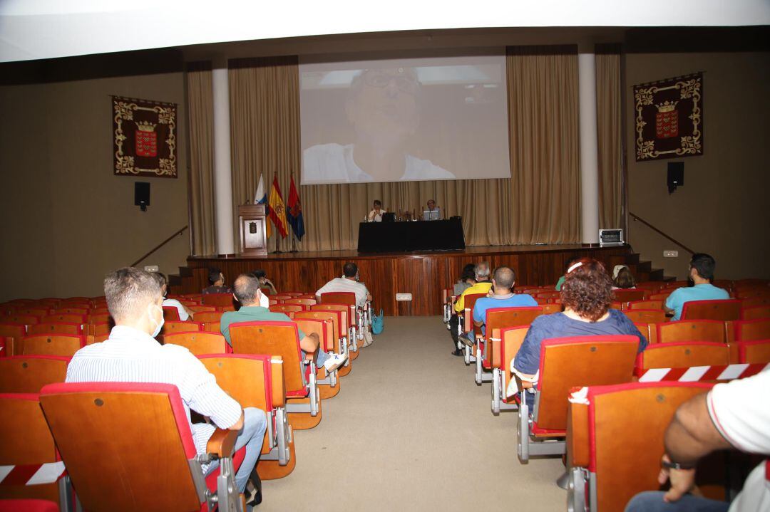 Un momento de la charla coloquio en el salón del actos del Cabildo de Lanzarote.