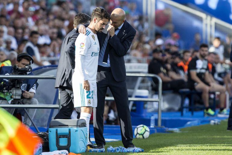 Zidane da indicaciones al centrocampista del conjunto blanco Isco Alarcón
