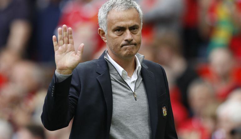 Mourinho saluda a los aficionados en Old Trafford