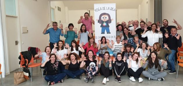 Participantes en la actividad &quot;El Yoga de la risa&quot; que ha causado furor en los Encuentros alcazareños con Ana Belen González