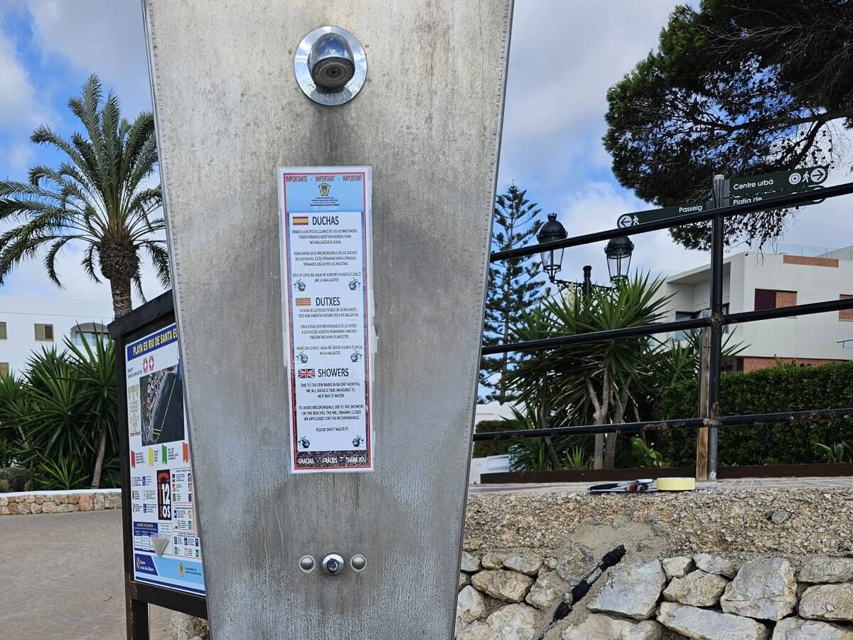 Santa Eulària cierra las duchas de las playas y restringe el caudal de agua en los lavapiés y los jardines municipales
