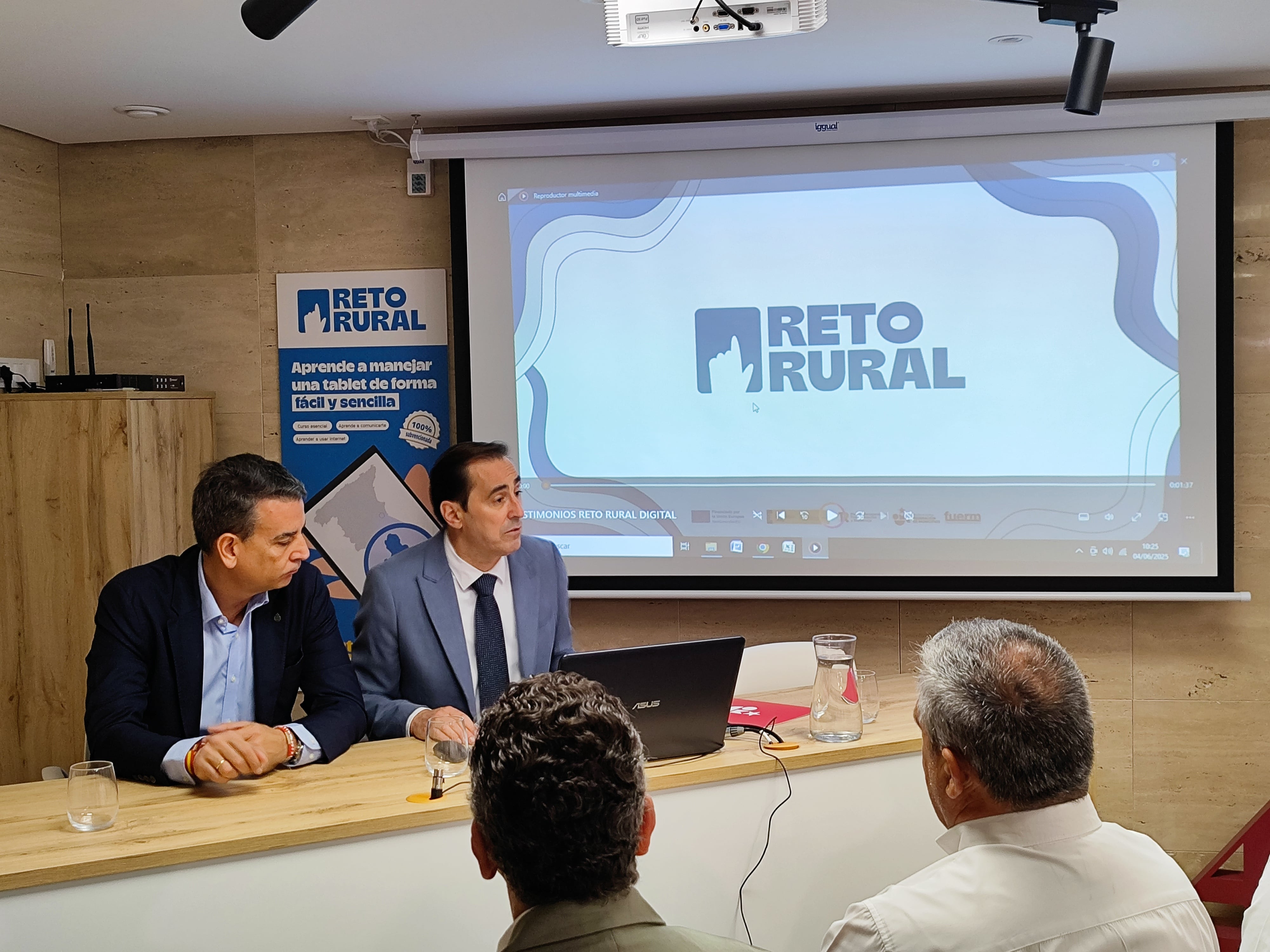 El presidente de la Federación de Municipios de la Región de Murcia (FMRM), D. Víctor Manuel López Abenza y el director general de ENAE, D. Miguel López González de León, en la presentación del "Reto Rural Digital".