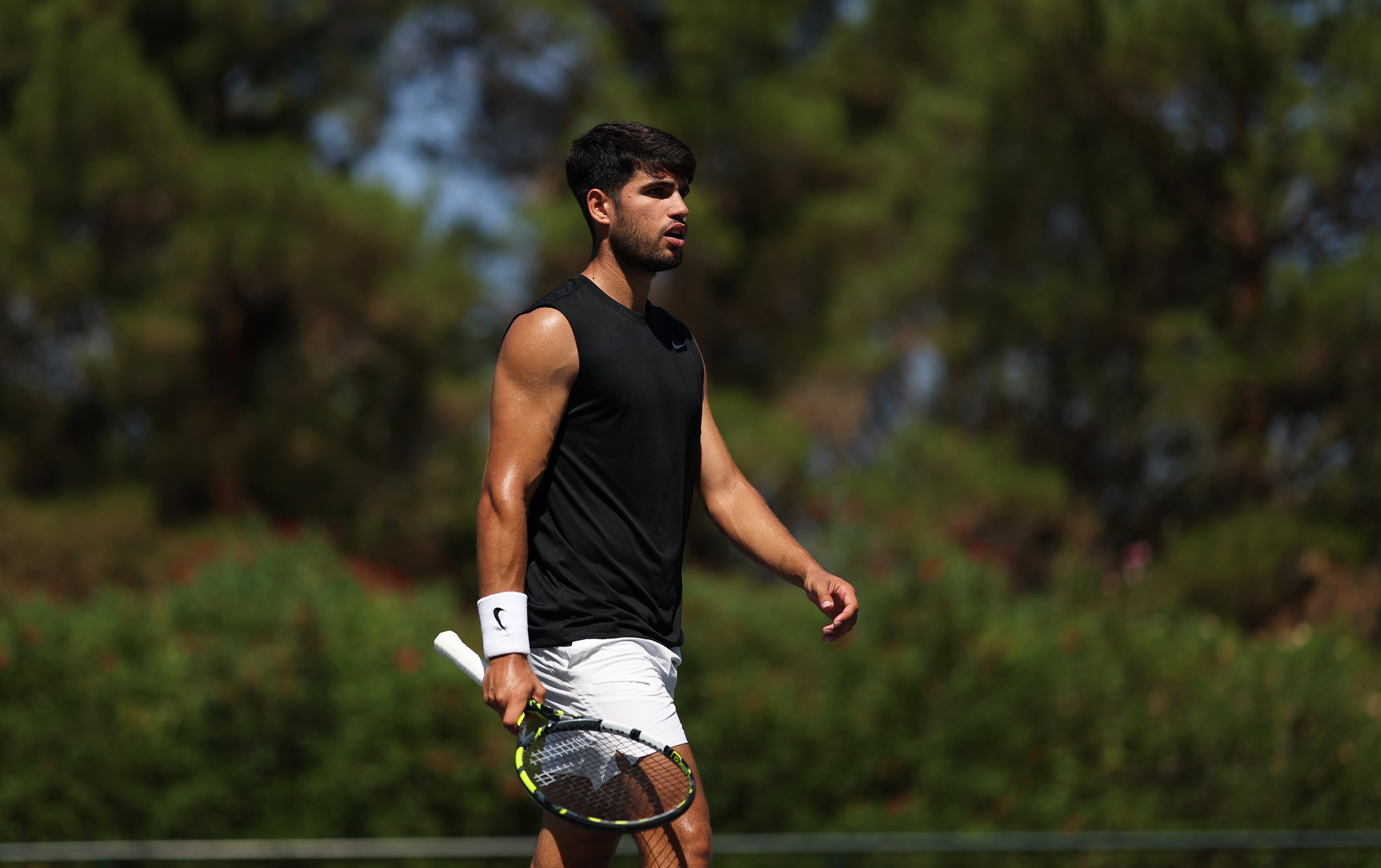 Carlos Alcaraz durante una sesión de entrenamiento en la Academia Equelite de Villena, el 31 de julio de 2025, mientras prepara su participación en el Masters 1000 de Cincinnati y el US Open. (Foto: Clive Brunskill/Getty Images)