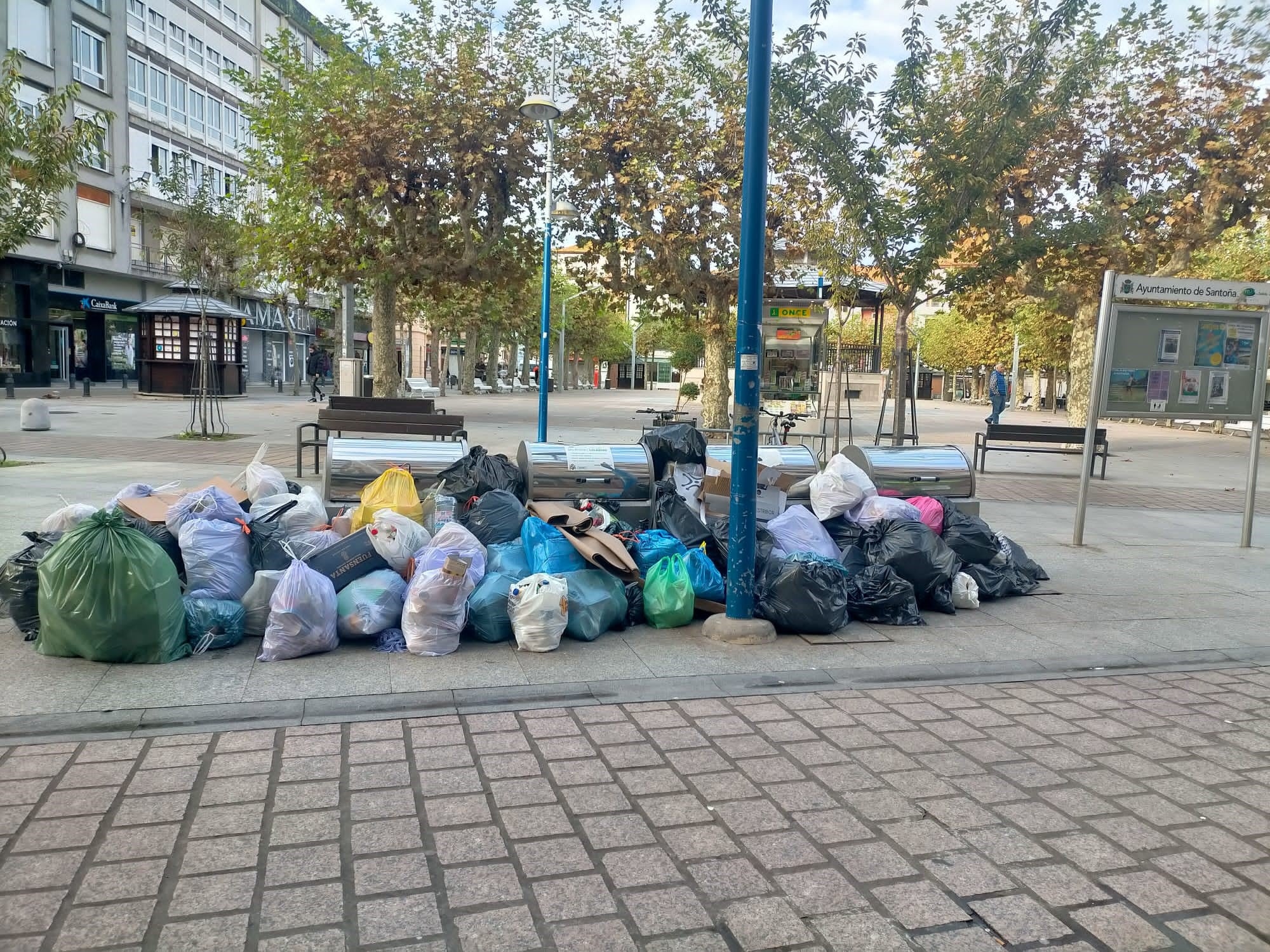 Basura acumulada en las calles de Santoña