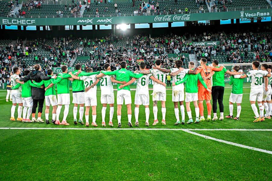 Los jugadores celebran con los aficionados la victoria ante el Sporting