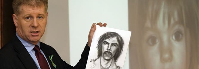 Clarence Mitchell muestra el boceto del presunto captor de Madeleine durante una rueda de prensa en Londres