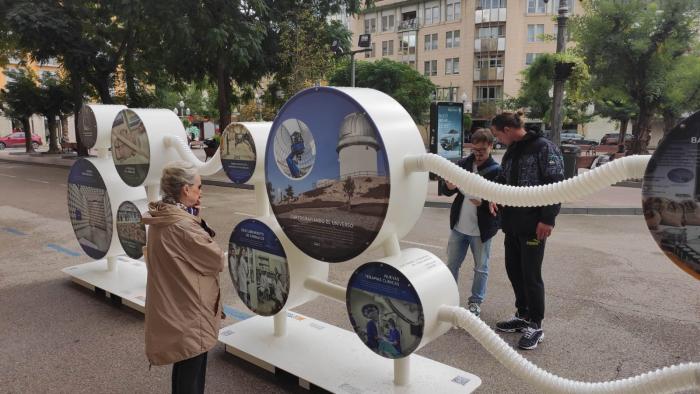 La exposición se puede ver en la plaza de Navarra