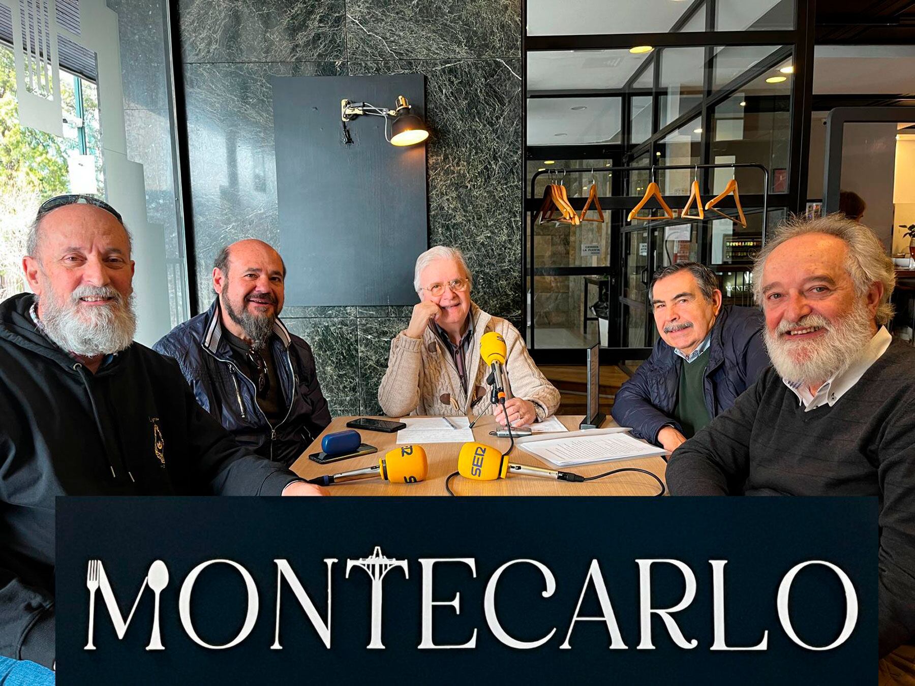 Paco Aznar acompañado por sus invitados en el Salón Montecarlo durante la grabación del programa Amagatalls de la Festa