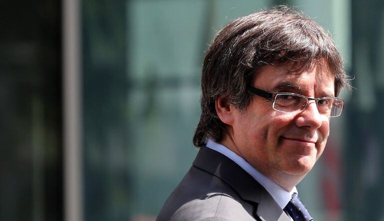 Carles Puigdemont sonríe tras hacer una declaración a la prensa