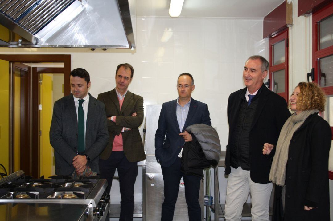 Participantes en la visita a las instalaciones ampliadas y renovadas del colegio de la Lastrilla