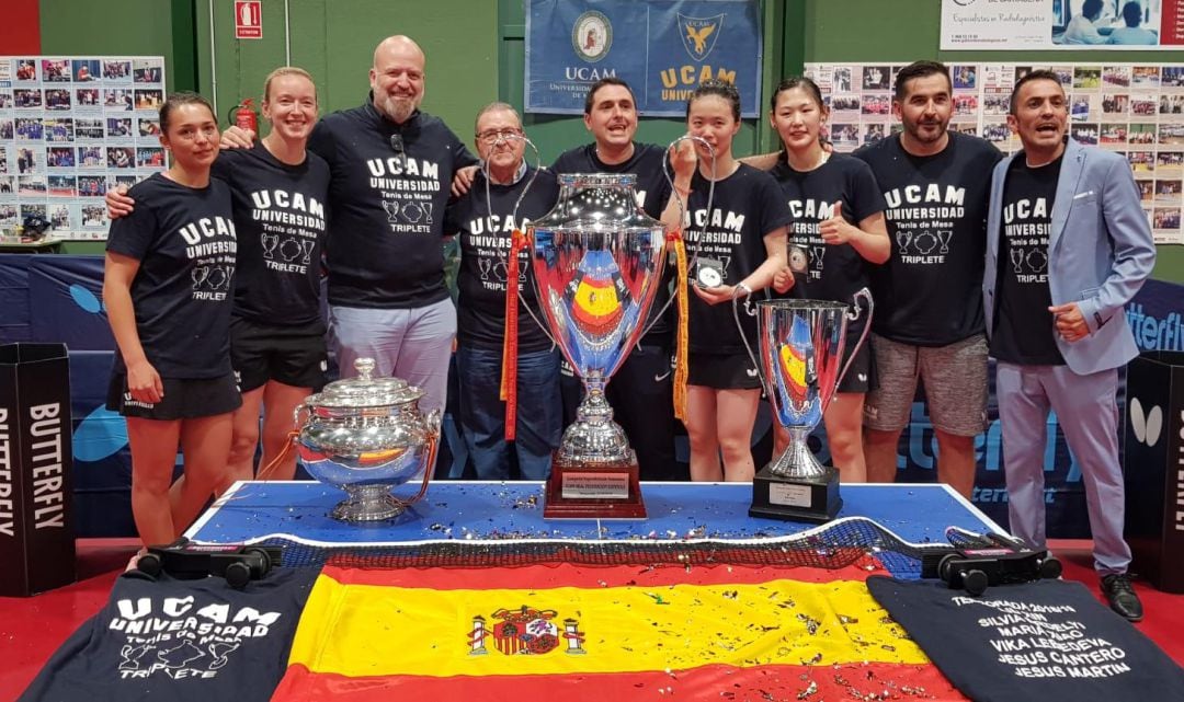 El equipo al completo del UCAM Cartagena Tenis de Mesa y directiva posando con el triplete