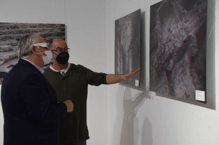 Jesús Estrella recibe la explicación de Francisco Arias sobre la exposición 3D