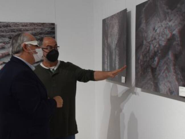 Jesús Estrella recibe la explicación de Francisco Arias sobre la exposición 3D