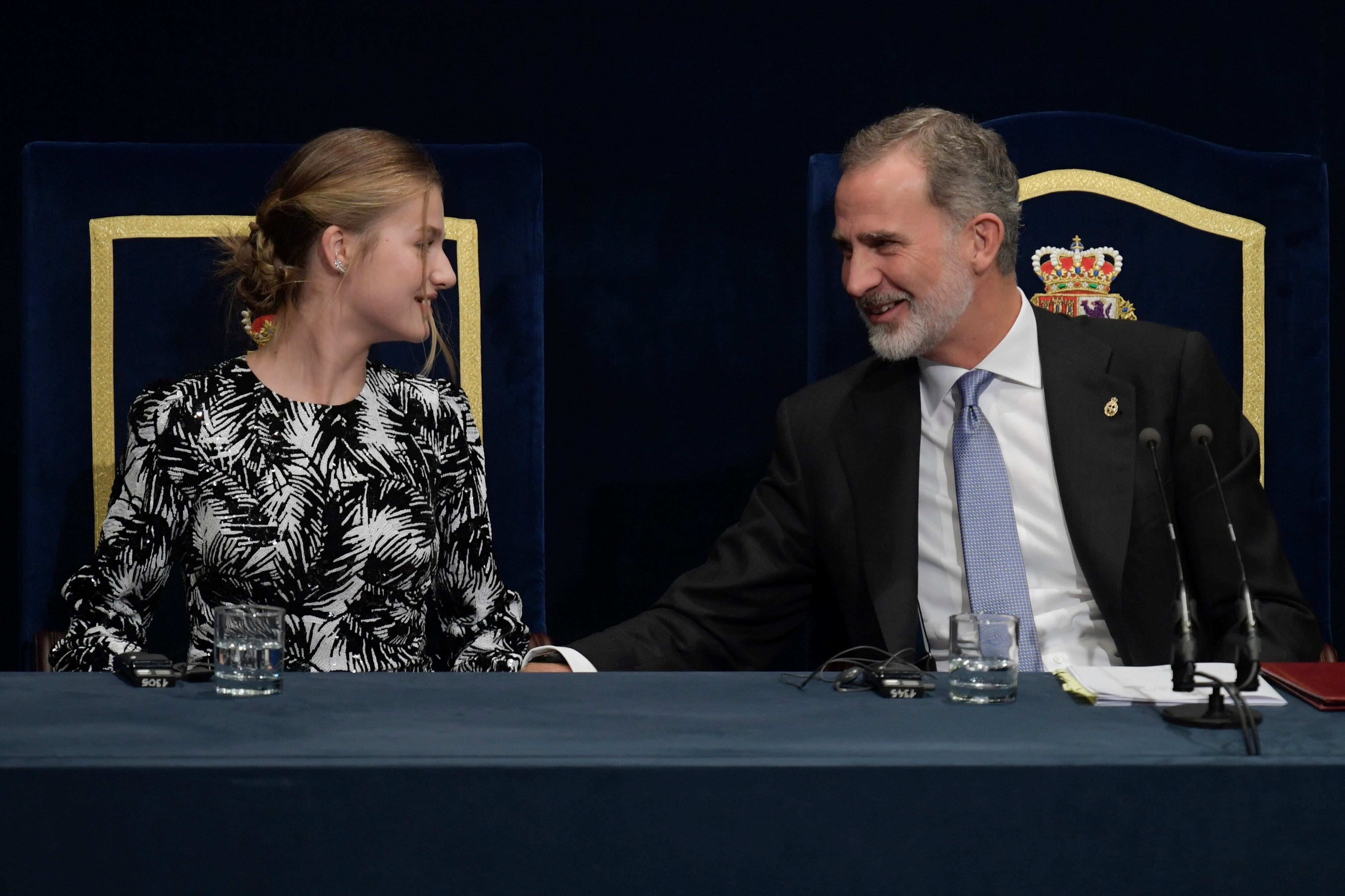 OVIEDO, 28/10/2022.- El rey Felipe y la princesa Leonor durante la ceremonia de entrega de la 42 edición de los Premios Princesa de Asturias, este viernes en el Teatro Campoamor de Oviedo. EFE/Eloy Alonso
