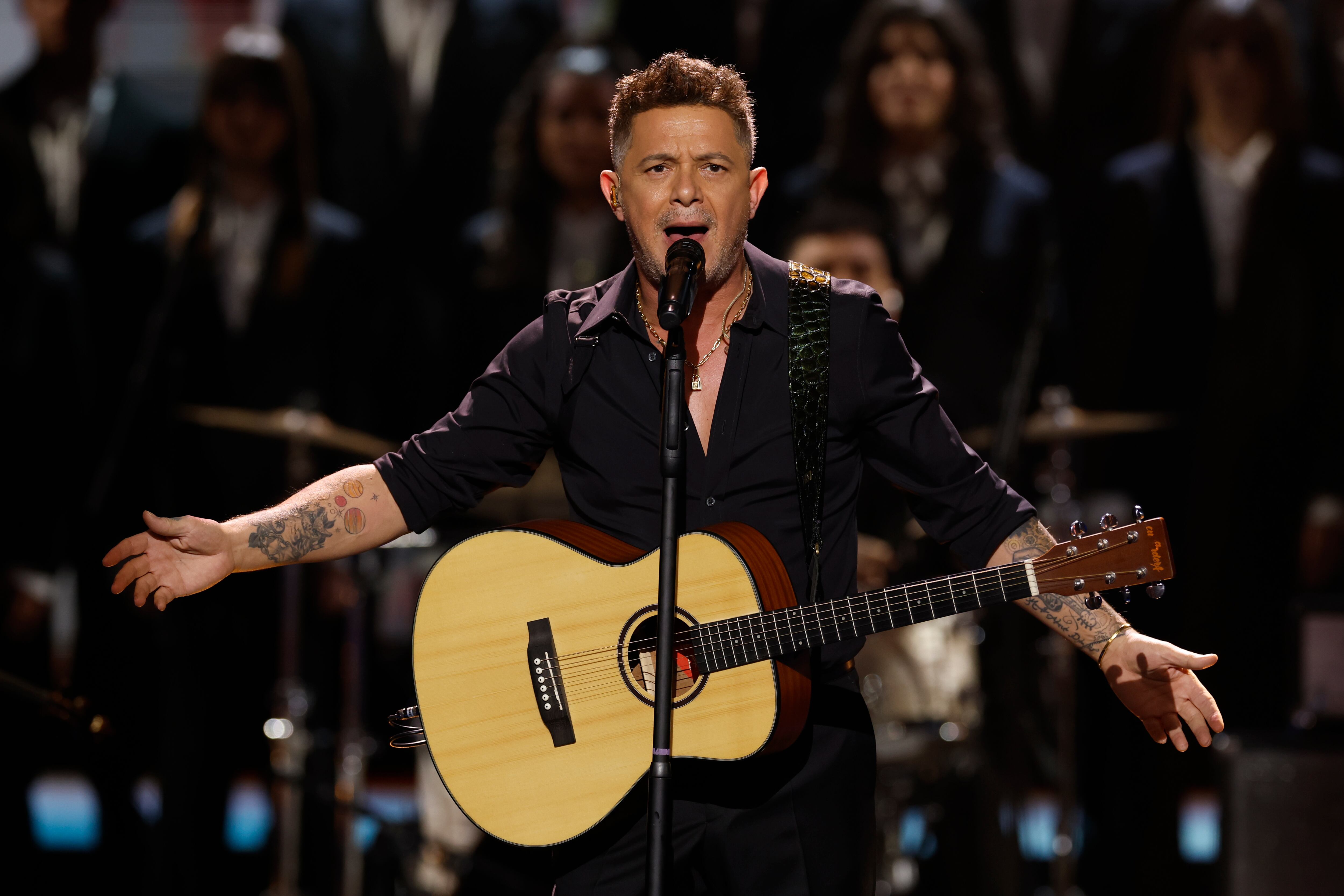 GRANADA, 08/02/2025.- El cantante y compositor Alejandro Sanz, durante su actuación en la 39 edición de los Premios Goya de la Academia de Cine que se celebra este sábado en el Palacio de Congresos y Exposiciones de Granada. EFE/Julio Muñoz

