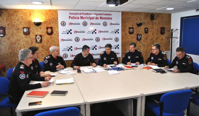 El concejal de Seguridad, Roberto Sánchez, junto al Jefe de la Policía Municipal, Juan Manuel Arribas, se reúnen con los miembros de la jefatura de la Policía Municipal