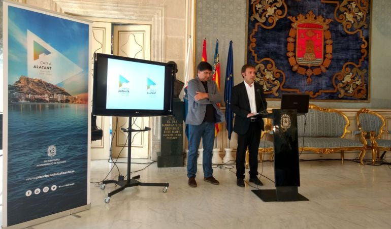 Miguel Ángel Pavón junto a Natxo Bellido en el Ayuntamiento de Alicante