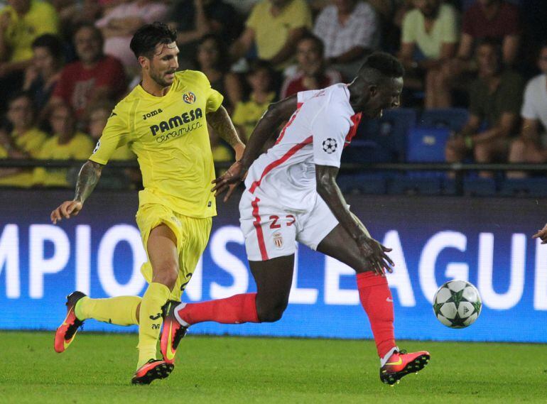 Benjamin Mendy y Roberto Soriano pugnan por un partido