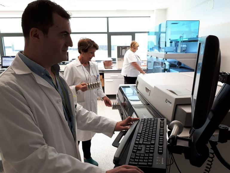 Trabajo de los microbiólogos del Hospital San Cecilio de Granada