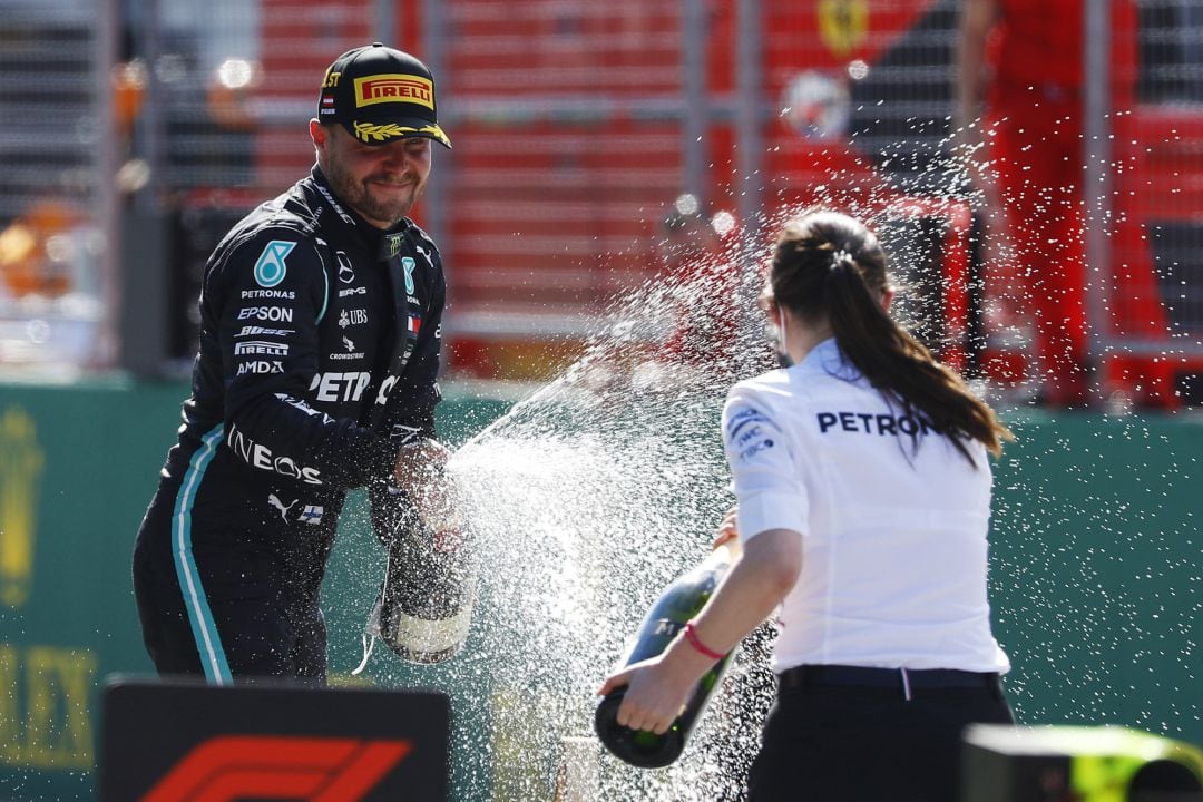 Bottas celebrando la victoria tras la carrera