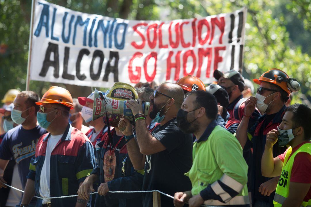 Un trabajador de Alcoa habla a través de un megáfono durante una concentración en apoyo al comité de empresa de la planta de San Cibrao momentos antes de su reunión con la dirección de Alcoa España para negociar el Expediente de Regulación de Empleo (ERE).