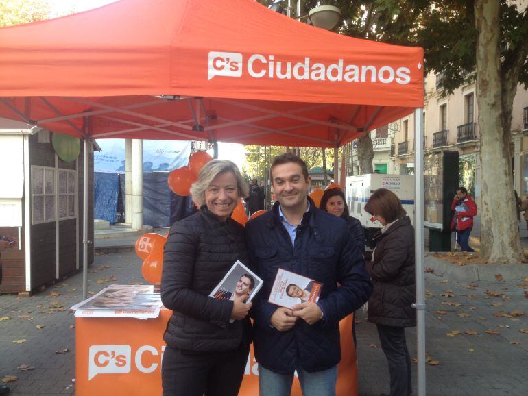 Marcial Gómez con la parlamentaria andaluza Isabel Albás.