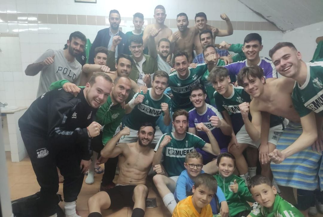 La plantilla del Úbeda Viva celebra la victoria contra Los Villares