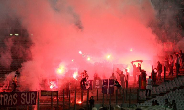 Ultras de la AS Roma en un partido de la Champions League 