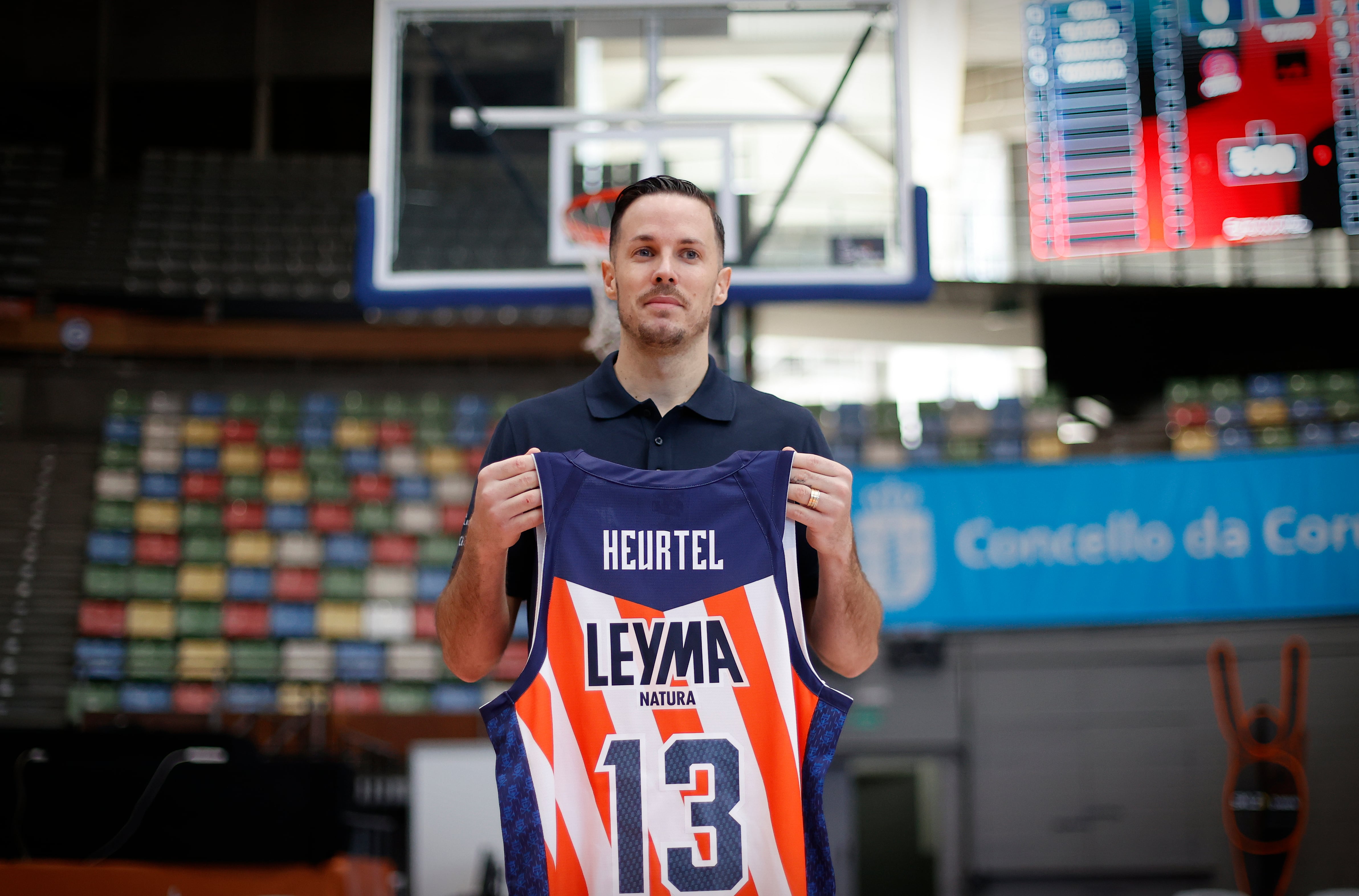 A CORUÑA, 14/01/25.- El base internacional francés, Thomas Heurtel, durante su presentación como nuevo jugador del Leyma Básquet Coruña, club al que llega procedente de los Shenzen Aviators de la CBA china. EFE/Cabalar
