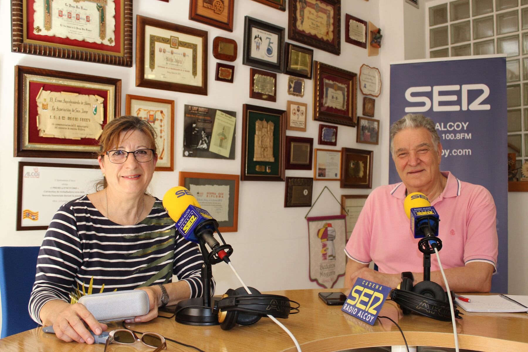María Ángeles Luna y Manolo Flores, en el estudio central de Radio Alcoy
