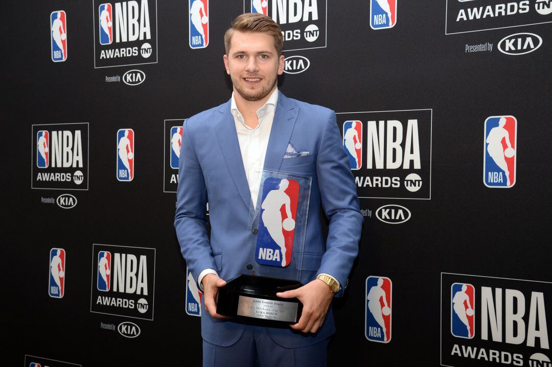 Doncic se corona como novato del año y Antetokounmpo se lleva el MVP