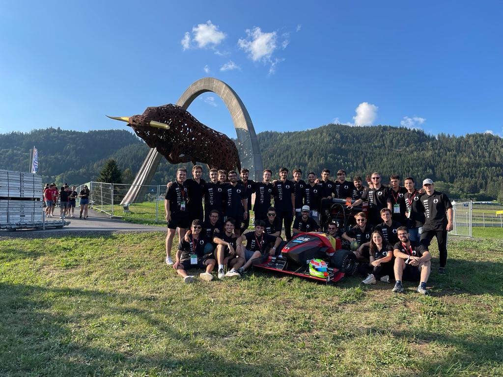 Los miembros del FSUPV Team posan junto a su prototipo de 2022