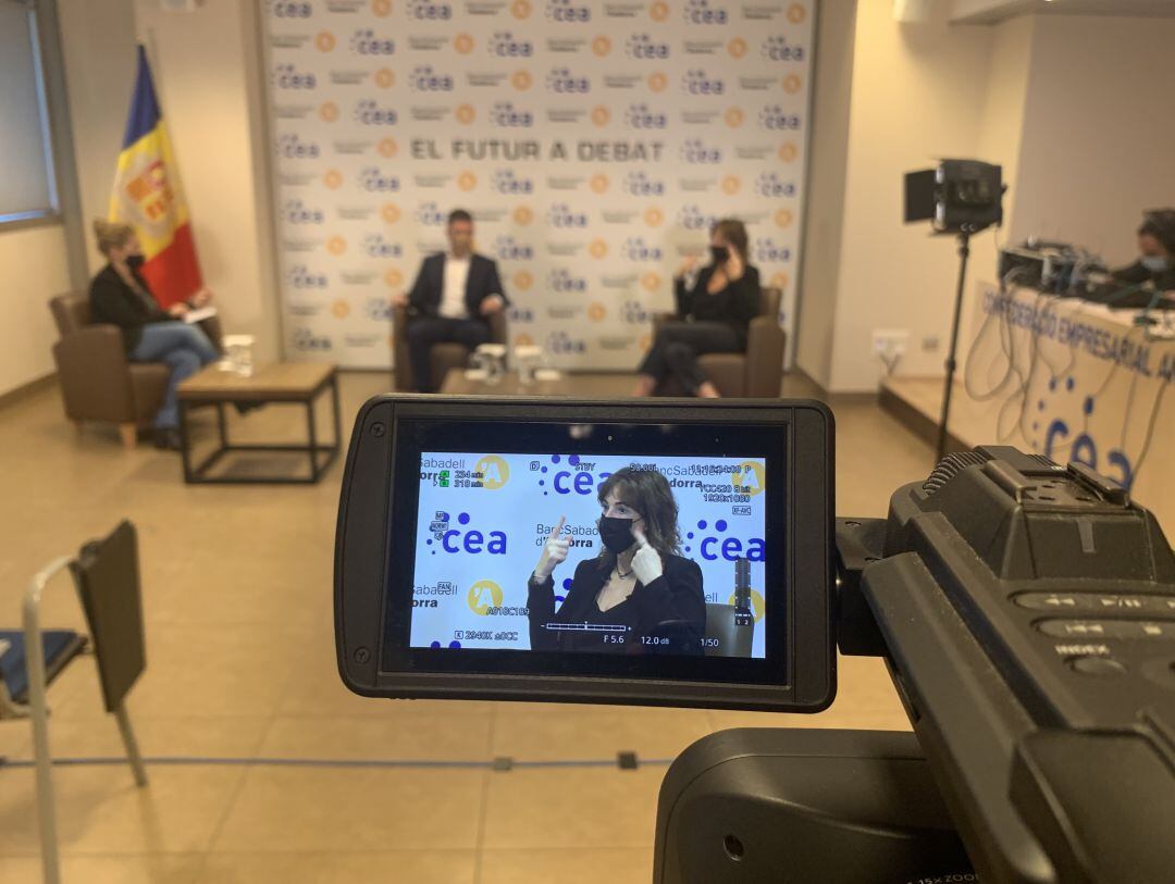 Sònia Yebra i Marc Saladie a al debat organitzat per la Confederació Empresarial Andorrana