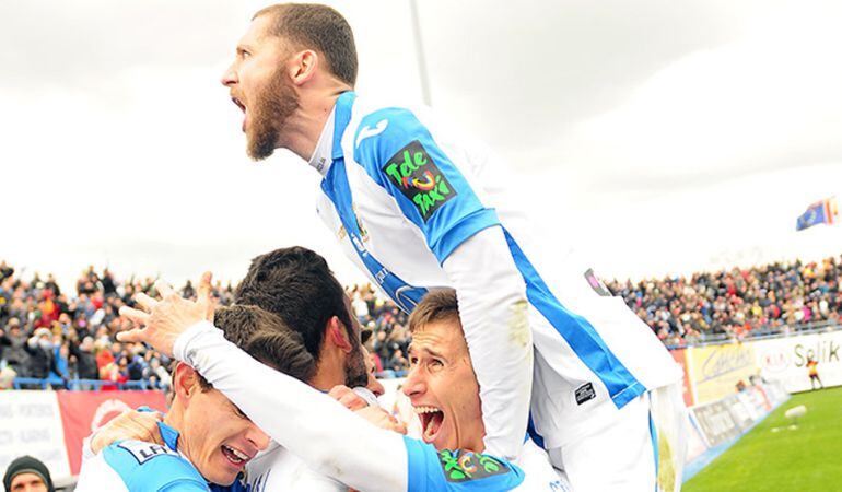 Los jugadores celebran uno de los goles ante el Deportivo Alavés