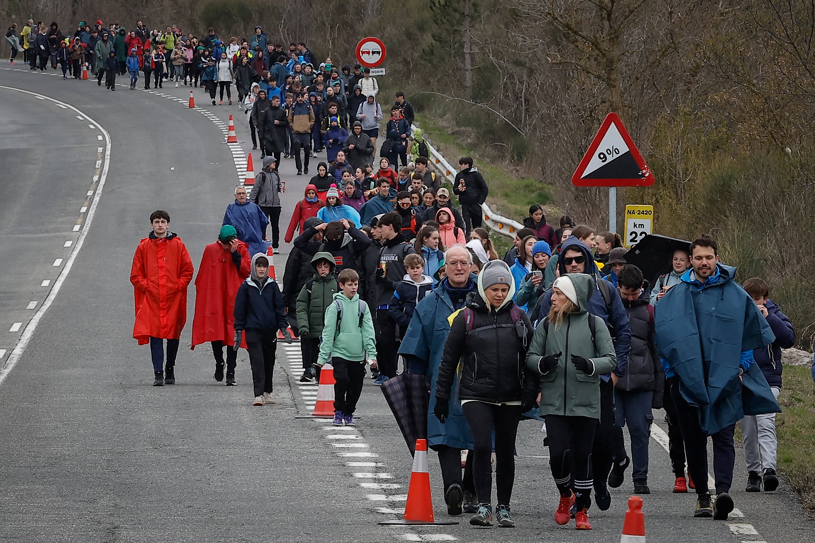 PAMPLONA, 14/03/2026.- Los impermeables que protegen a los peregrinos de la lluvia ponen el color este sábado a la segunda de las Javieradas 2026 que tiene como protagonista una meteorología desagradable marcada por el agua, el viento y el frío. Aun así, miles de peregrinos caminan por las carreteras navarras hacia el castillo de Javier, donde esta tarde tendrá lugar la misa con la que se cierra esta cita anual con la que muchos cumplen para honrar al patrón de Navarra y de las misiones, San Francisco de Javier. EFE/Villar LópezEFE/ Villar López